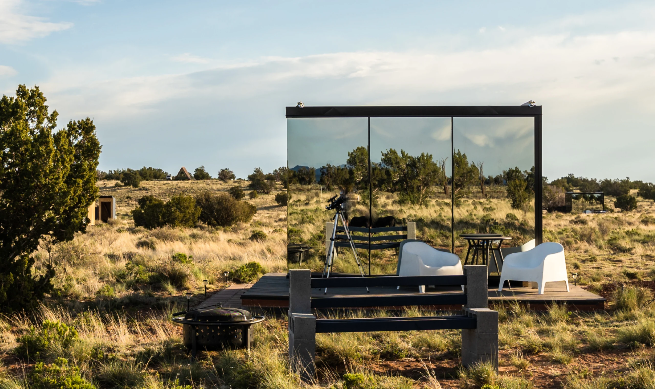 ÖÖD Glämping House mirror-glass prefab cabin exterior